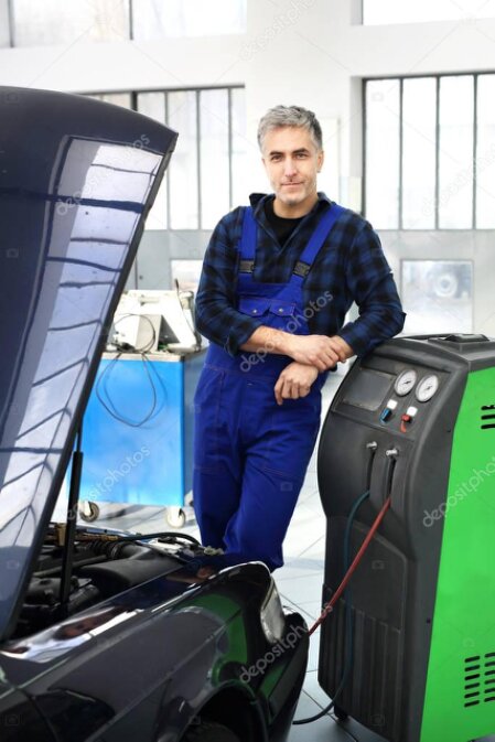 Mechanik sprawdzający układ klimatyzacji w samochodzie