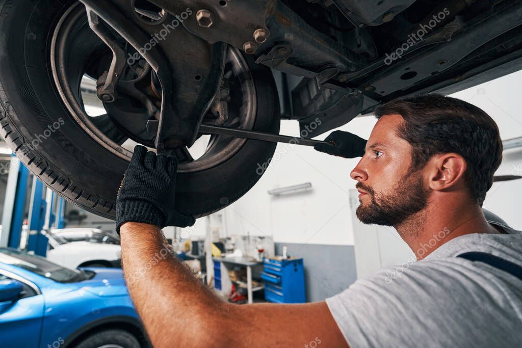 Doświadczony mechanik pracujący przy silniku samochodu